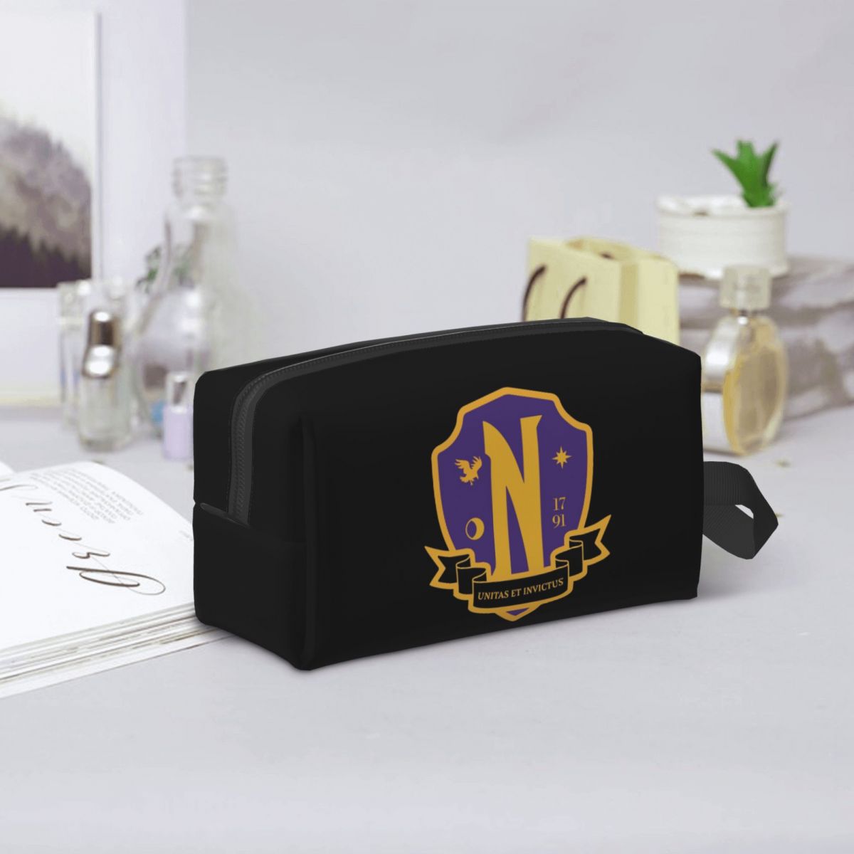 Nevermore Academy Crest (clean - Beauty Makeup Academy reseña y precio